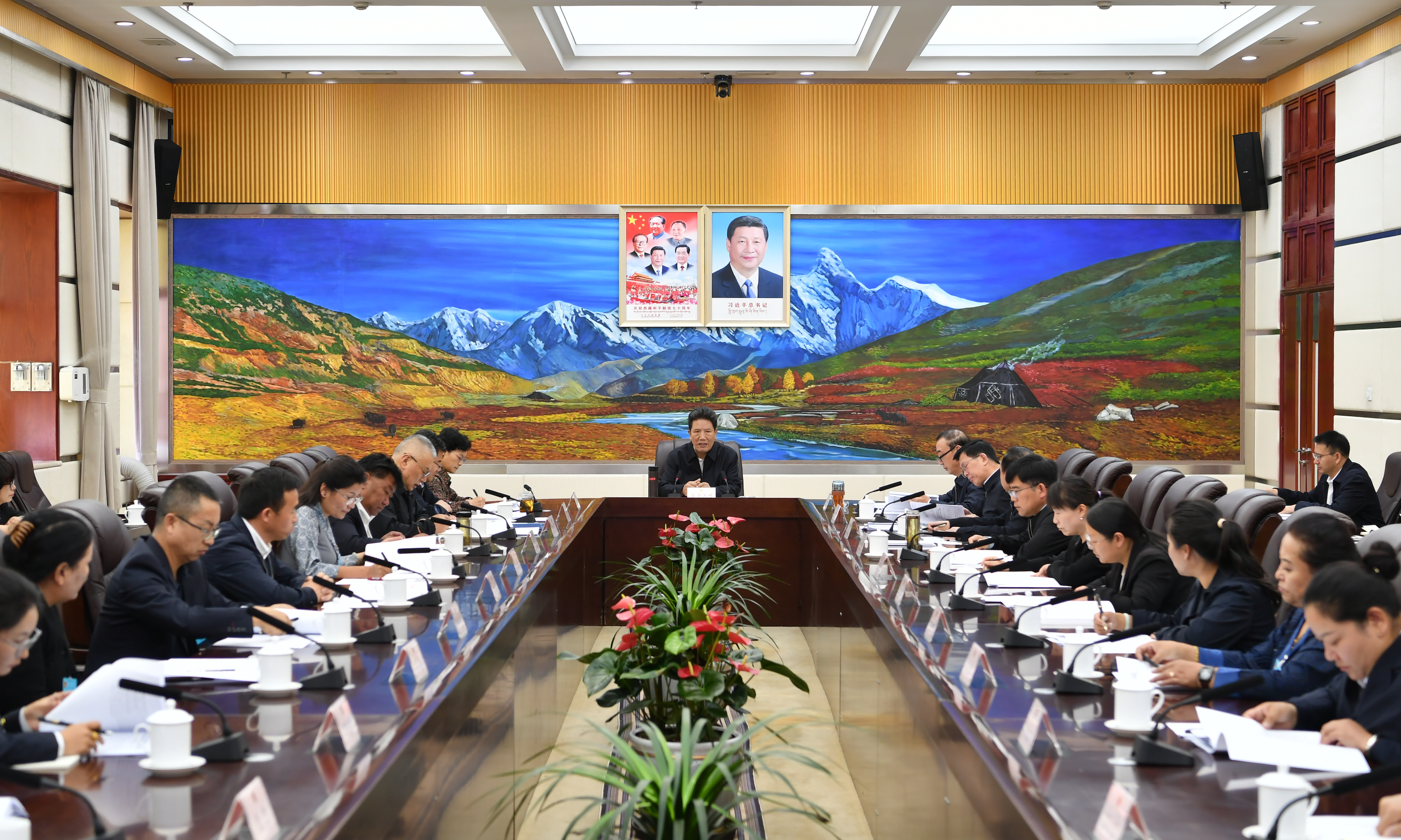 洛桑江村與列席自治區人大常委會第十一次 會議的自治區人大代表和縣級人大常委會 負責同志座談時強調